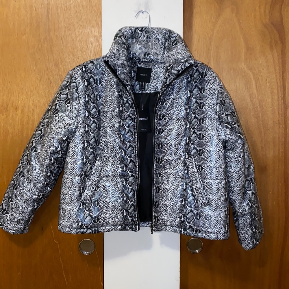 🩶NWT Forever 21 Premium Label Animal Print Faux Leather Puffer Jacket